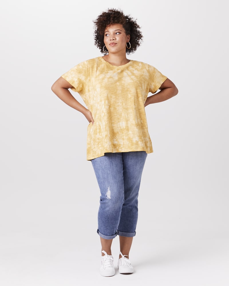 Plus size model with apple body shape wearing Cali Short-Sleeve Tee by Meri Skye | Dia&Co | dia_product_style_image_id:145380